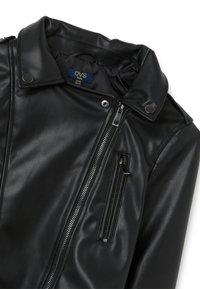 Schwarze Kunstlederjacke mit einem Reißverschluss vorne, Druckknopfkragen und einer Reißverschlusstasche auf der Brust. Das Etikett zeigt Größe 10-11 Jahre an.