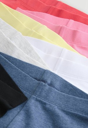 Pantaloni scurți din bumbac aranjați în stivă, în culori: coral, roz, galben, alb, gri, albastru și negru. Textură netedă, talie elastică vizibilă.