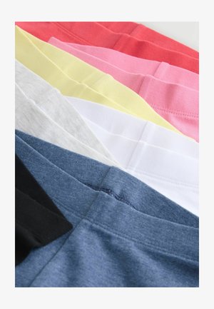 Pantaloni scurți din bumbac aranjați în stivă, în culori: coral, roz, galben, alb, gri, albastru și negru. Textură netedă, talie elastică vizibilă.