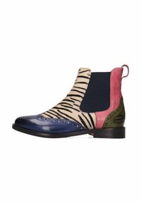 Botas Chelsea coloridas con un patrón de rayas de tigre, puntera de cuero azul marino, acentos en rosa y verde, y paneles laterales elásticos para poner y quitar fácilmente.