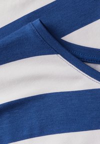 Camiseta de algodón con rayas horizontales alternadas en azul y blanco. El escote es redondo y la tela tiene una textura suave.
