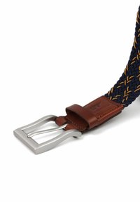 Vlechtband in marineblauw met oranje accenten; leren band in bruin en een zilveren metalen gesp met een rechthoekige vorm en een gladde afwerking.