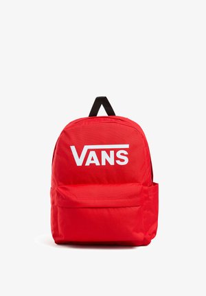 Zaino in tessuto rosso con grande logo bianco "VANS" sulla parte anteriore. Presenta una tasca frontale e dettagli neri sul manico superiore.