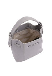 Grijze leren handtas met een gestructureerde vorm en korte handgreep. Het interieur heeft een gladde beige voering met subtiele merkbranding.