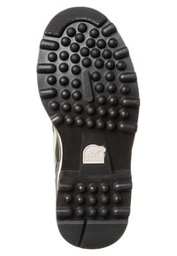 Zwarte rubberen schoenzool met verhoogde cirkelvormige patronen voor grip, met een zilveren Sorel-logo en gestructureerde accenten langs de rand.