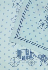 Tecido azul claro com bolinhas azuis escuras e ilustrações vintage de carruagens puxadas a cavalo, um tecido sobreposto ao outro.