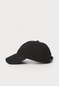 Sort bomuldsbaseballcap med buet skygge, justerbar rem bagpå og seks ventilationsøjer. Klassisk design, glat tekstur.