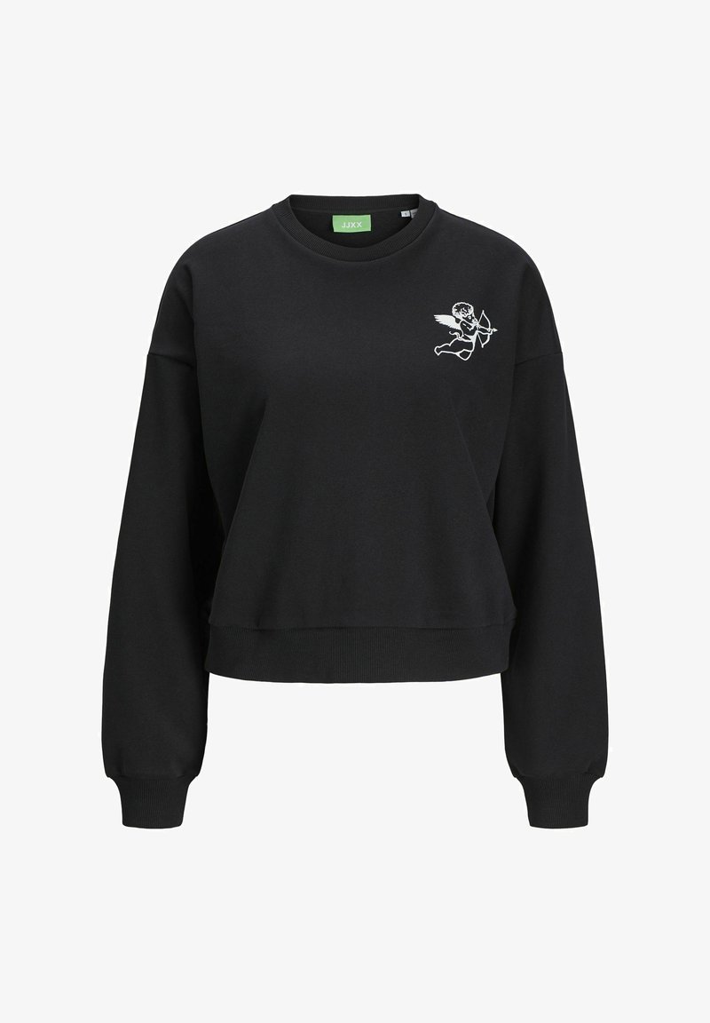 Melna īsā sporta krekla ar apaļu dekoltē un garām piedurknēm. Iespējojusi baltu izšuvumu ar eņģeļa tēlu, kas šauj ar bultu.