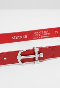 Ceinture en cuir rouge avec boucle argentée en forme d'ancre et marquage Vanzetti à l'intérieur, étiquetée cuir véritable, fabriquée en Allemagne.