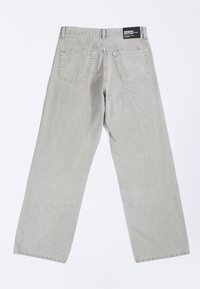 Hellgraue weitgeschnittene Jeans mit lockerer Passform, die zwei Hintertaschen und fransige Saumdetails aufweisen. Etikett am Bund zur Markenidentifikation.