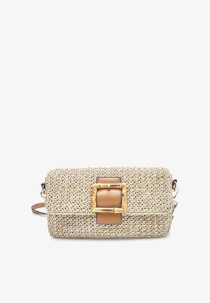 Geflochtene Strohtasche in Beige mit einem braunen Lederklappenverschluss und Hardware mit Bambusakzenten; rechteckige Form mit verstellbarem Tragegurt.
