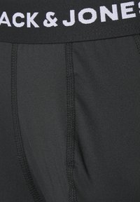 Schwarze Baumwollboxershorts mit einem elastischen Bund, auf dem "BLACK & JONES" in weißen Buchstaben steht, mit sichtbaren Nähdetails.