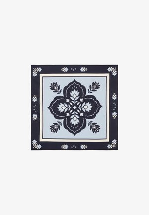 Tumši zils un gaiši zils kvadrātveida lakats ar ziedu rakstu, ar krēmkrāsas apmali. Dizainā ir ieausts teksts "LES DEUX".