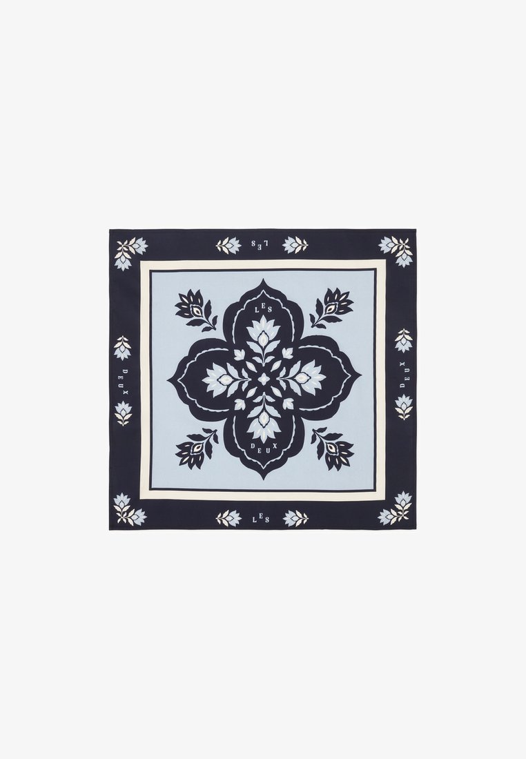 Τετράγωνο μαντήλι σε ναυτικό και ανοιχτό μπλε με floral σχέδιο, με μπεζ περίγραμμα. Διαθέτει το κείμενο "LES DEUX" υφασμένο στο σχέδιο.