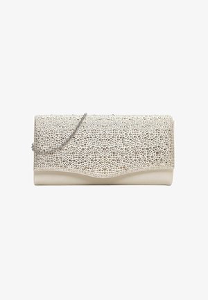 Pochette beige con patta ondulata coperta da piccoli borchiette argento e cristalli, con sottile tracolla a catena argentata.