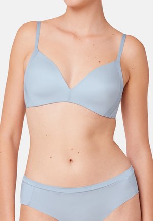 Jasnoniebieski bezprzewodowy biustonosz o gładkiej fakturze, w kształcie v-neck, z cienkimi regulowanymi ramiączkami, w komplecie z pasującym jasnoniebieskim majteczkami.