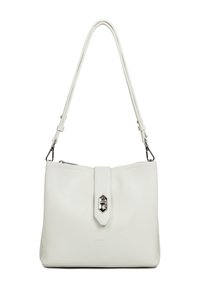 Sac à main en cuir blanc avec une forme structurée, doté d'une fermeture à rabat à l'avant, de ferrures en argent et d'une sangle unique réglable.