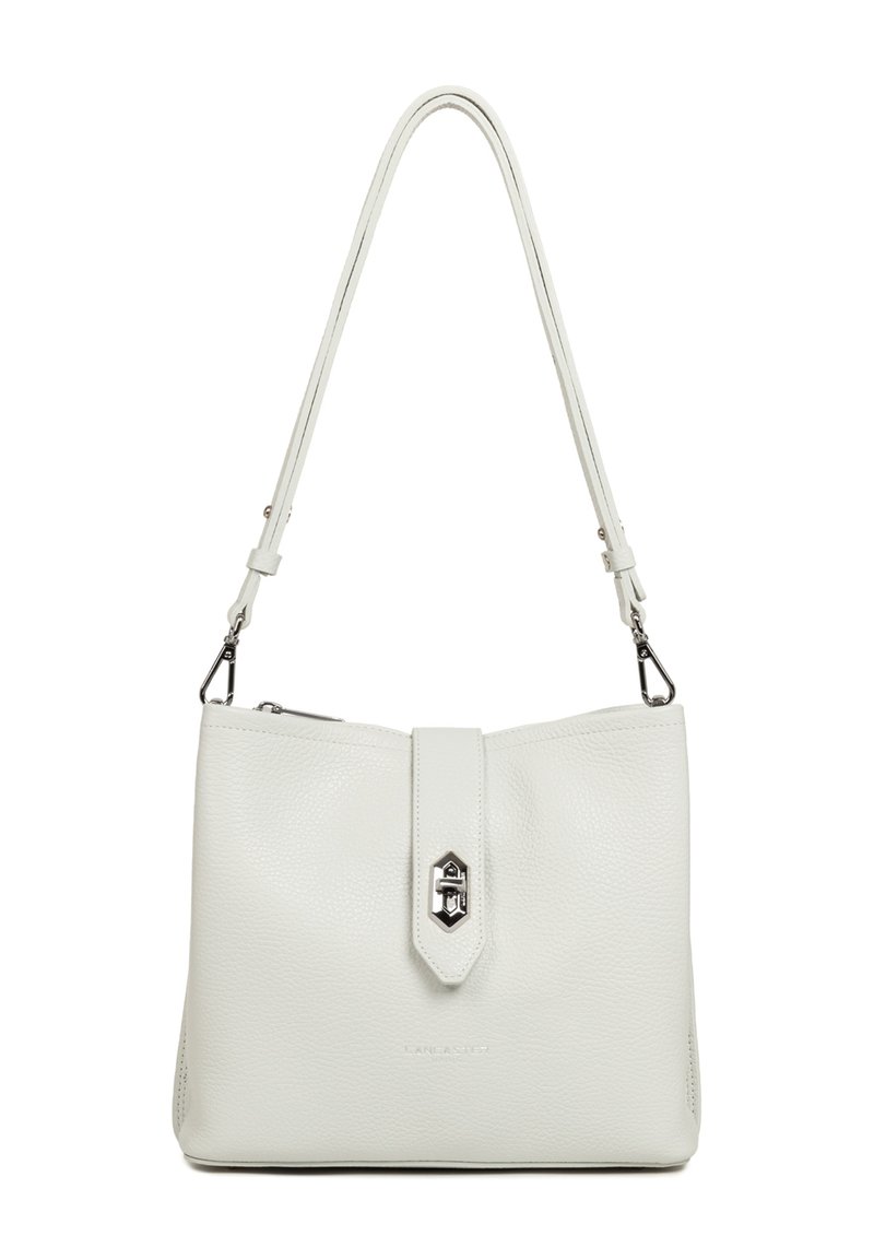 Sac à main en cuir blanc avec une forme structurée, doté d'une fermeture à rabat à l'avant, de ferrures en argent et d'une sangle unique réglable.
