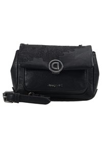 Černá kožená crossbody taška s embosovaným květinovým vzorem, stříbrnými doplňky, sklápěcí klopou a nastavitelním popruhem. Na přední straně se nachází detail loga.