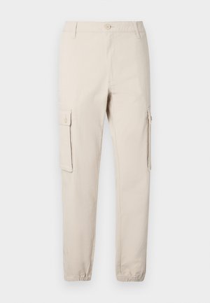 Pantalones cargo beige con dos bolsillos laterales, cierre de botones, puños elásticos y un diseño de pierna recta. Fabricados con tela de algodón resistente.