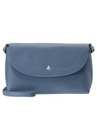 Clutch in pelle blu con texture, chiusura a patta e bottone a pressione argento. Dotato di tracolla removibile per la versatilità nel trasporto.