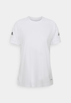Weißes sportliches T-Shirt mit kurzen Ärmeln und geripptem Rundhalsausschnitt, glatter Textur und schwarzen Adidas-Logo-Akzenten an den Ärmeln.
