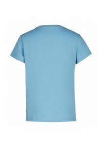 Camiseta de algodón de color azul claro con cuello redondo, mangas cortas y un respaldo liso. Textura suave, sin patrones ni adornos visibles.