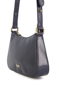 Marineblaue Leder-Schultertasche mit kurviger Form, goldfarbener Hardware, Reißverschluss und strukturierter Oberfläche. Verstellbarer Tragegurt inklusive.