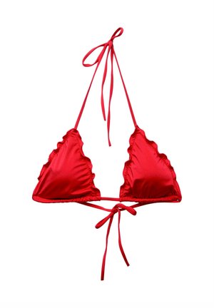 Roter Bikini-Oberteil mit triangularer Form und Rüschekanten, verstellbaren Bändern für Nacken und Rücken, aus glattem, glänzendem Material.