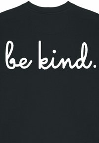 Čierna mikina s bielym kurzívnym textom "buď láskavý." na chrbte. Mäkká tkanina s okrúhlym výstrihom a uvoľneným strihom.
