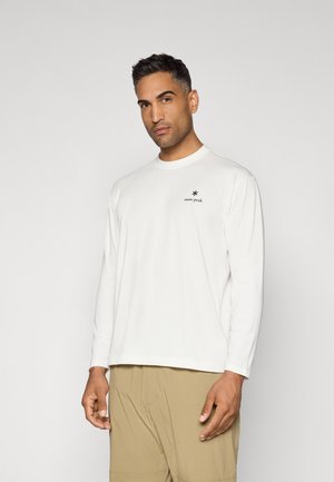 Langärmliges weißes T-Shirt aus weichem Stoff, Rundhals, mit kleinem schwarzen "Snow Peak"-Logo auf der linken Brust. Legerer Schnitt.