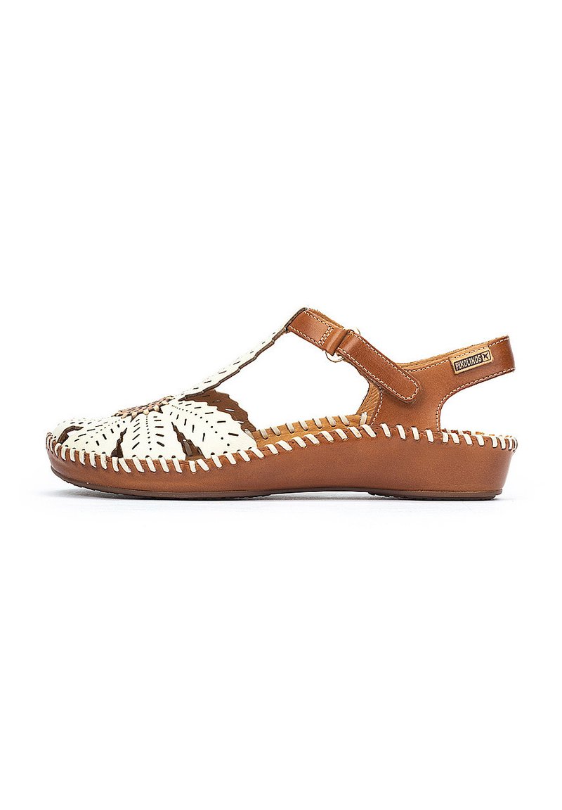 Sandale en cuir marron avec motif tissé blanc, bout fermé, dos ouvert et sangle ajustable. Présente des coutures décoratives le long du bord.
