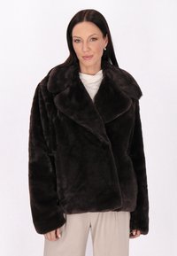 Giacca in pelliccia sintetica marrone scuro con ampio colletto, vestibilità oversize e tessuto morbido, dotata di maniche lunghe e design leggermente aperto davanti.