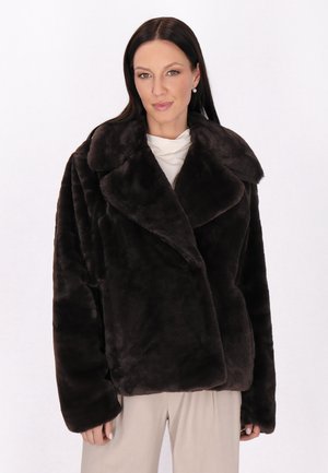 Mørkebrun faux fur jakke med en bred krave, oversized pasform og blød tekstur, med lange ærmer og et let åbent frontdesign.