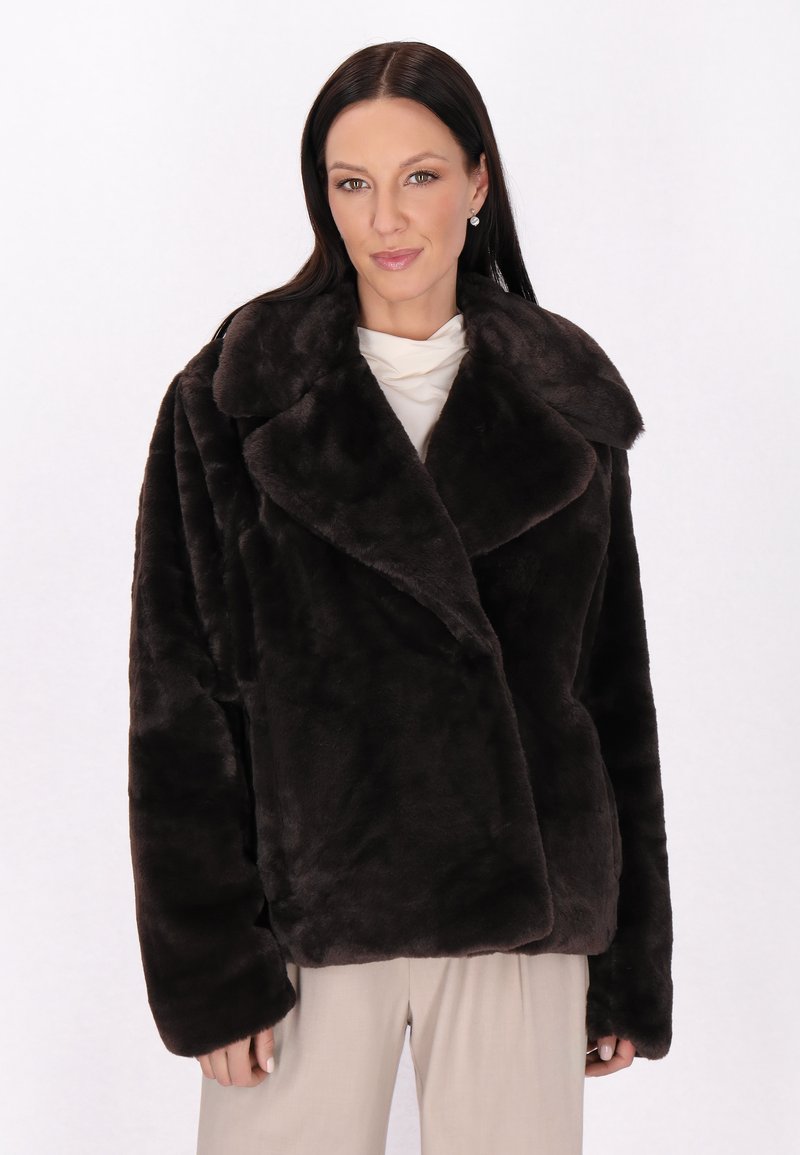Giacca in pelliccia sintetica marrone scuro con ampio colletto, vestibilità oversize e tessuto morbido, dotata di maniche lunghe e design leggermente aperto davanti.