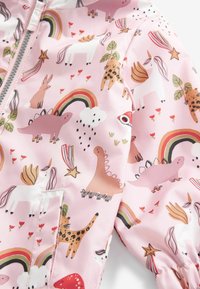 Rosa vattentät jacka med olika färgglada mönster av enhörningar, dinosaurier och regnbågar. Slät textur med elastiska ärmslut och dragkedja.