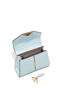 Borsa in pelle azzurro chiaro con chiusura a bottone dorato, dettagli neri e una tasca interna con zip. Include un ciondolo decorativo a frange.