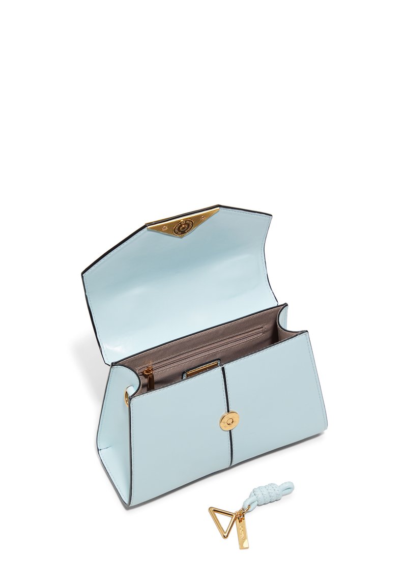 Sac à main en cuir bleu clair avec une fermeture à bouton doré, des accents noirs et une poche intérieure zippée. Comprend un charme en forme de pompon décoratif.