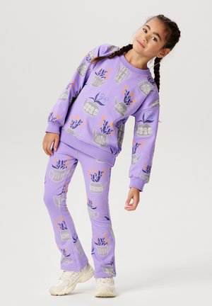 Paarse sweatshirt en leggings set met een grijze gietkan en bloemmotieven. Zachte stof met ribbels aan de mouwen en onderrand.