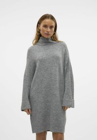 Abito sweater grigio oversize con colletto alto, maniche lunghe a costine e una texture morbida, che si estende sopra le ginocchia per una vestibilità rilassata.
