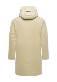 bézs kabát puffos kapucnival, közép hosszú fazonnal, hosszú ujjak, puha textúra és diszkrét háromszögletű varrási részlet a háton.