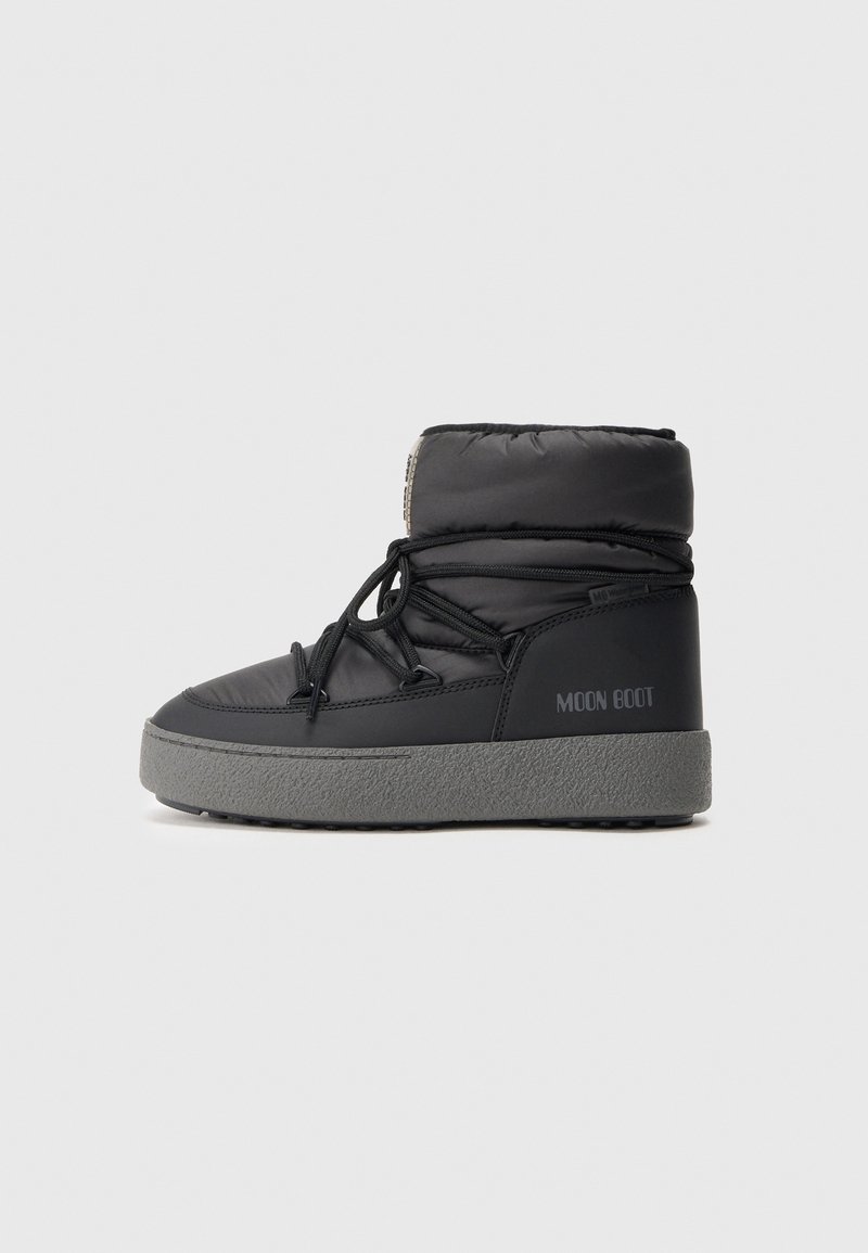 Crni gumeni gležnjači s okruglim vrhom, sivena teksturirana potplata, crne vezice i logotip "MOON BOOT" sa strane.