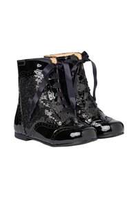 Botines de charol negro con lentejuelas, detalles decorativos de brogue y cordones de cinta de satén.