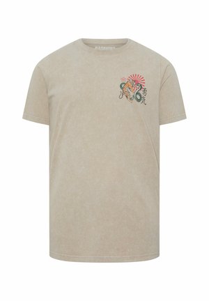 Beige T-shirt met korte mouwen met een kleine afbeelding van een tijger, groene slang, rode zonnestraal en zwarte Aziatische tekens op de linkerborst.