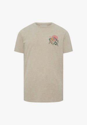 Beige T-shirt met korte mouwen met een kleine afbeelding van een tijger, groene slang, rode zonnestraal en zwarte Aziatische tekens op de linkerborst.