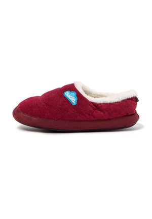 Zapatilla de casa roja de pana para calzar con forro interior blanco y esponjoso y logo azul de nube en el lateral, vista desde el exterior.