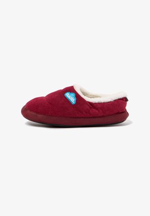 Zapatilla de casa roja de pana para calzar con forro interior blanco y esponjoso y logo azul de nube en el lateral, vista desde el exterior.