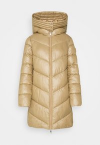 Giacca puffer beige con un motivo a chevron trapuntato, chiusura con zip anteriore e un grande cappuccio foderato. Realizzata in materiale lucido e morbido.