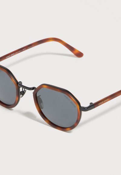 Οκταγώνια γυαλιά ηλίου με ταρταρούγα, σκουρόχρωμους φακούς και μαύρο μεταλλικό γεφύρωμα, με λογότυπο Giorgio Armani στη βραχίονα.