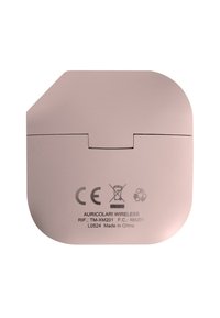 Étui de charge pour écouteurs sans fil en rose clair mat. Forme arrondie avec une charnière et du texte en relief. Comprend un marquage CE et un symbole de recyclage.